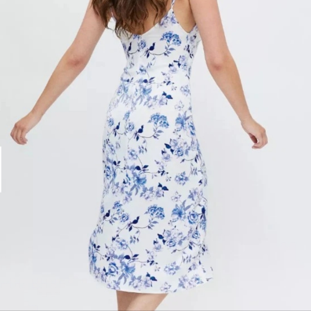 UO Satin Wrap Midi V-Neck Dress Size S Blue Floral Ruching Spaghetti Strap Slit - Picture 2 of 11
